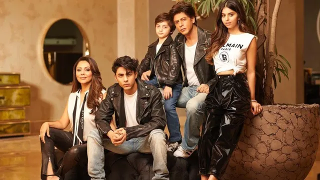viral-photo-shah-rukh-khan-suhana-khan-play-cricket-with-family-in-london
